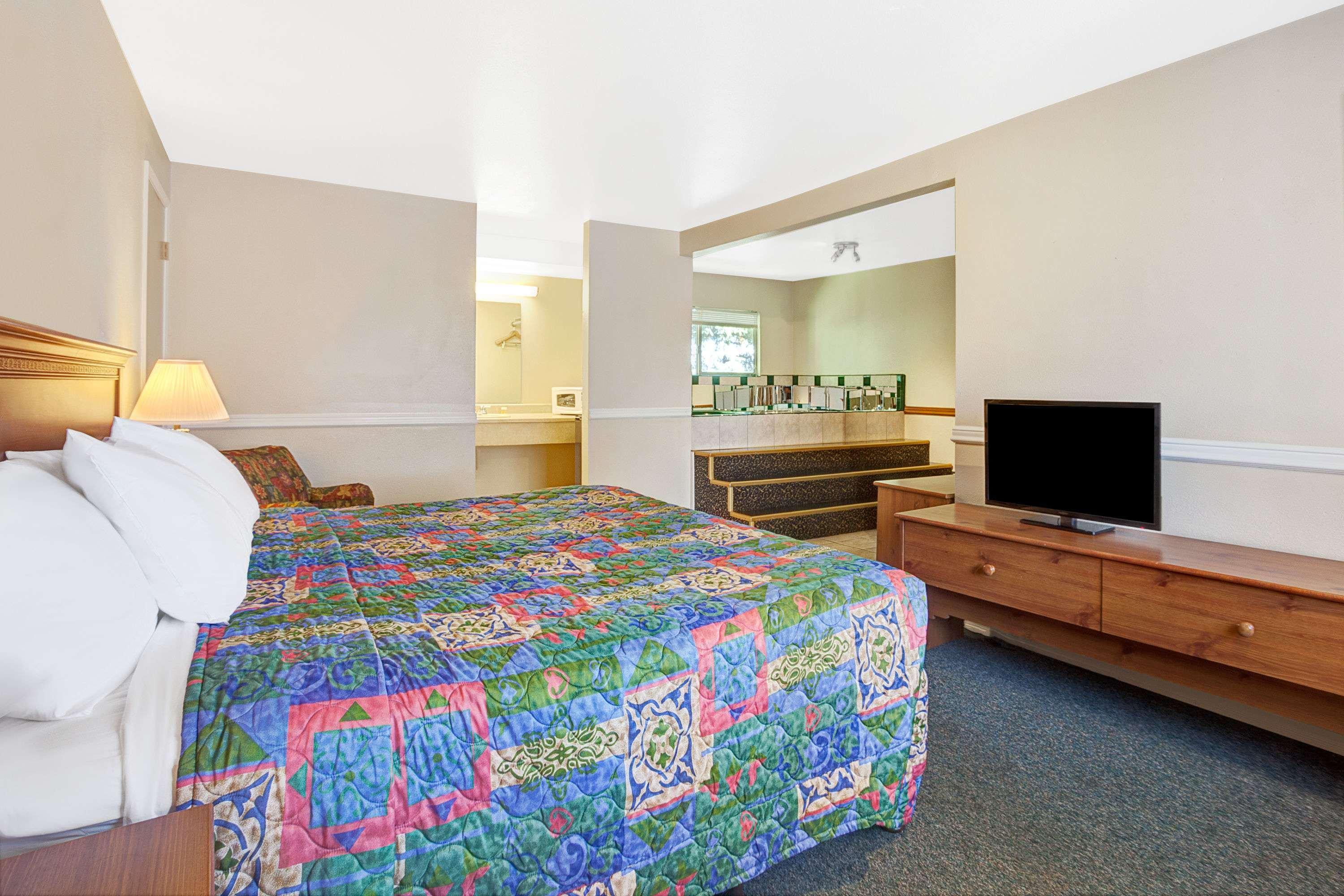 Days Inn By Wyndham אוורט מראה חיצוני תמונה