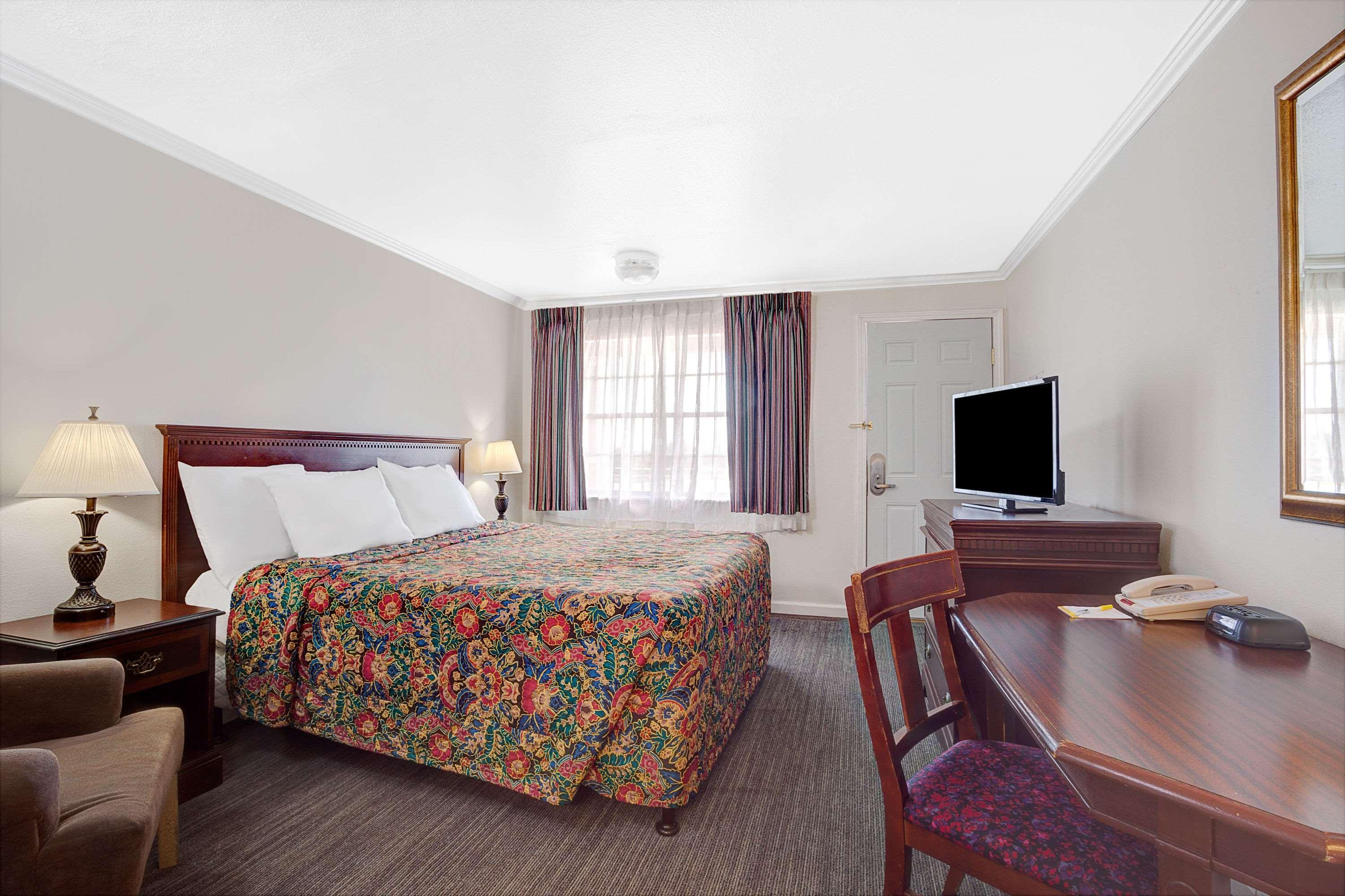 Days Inn By Wyndham אוורט מראה חיצוני תמונה